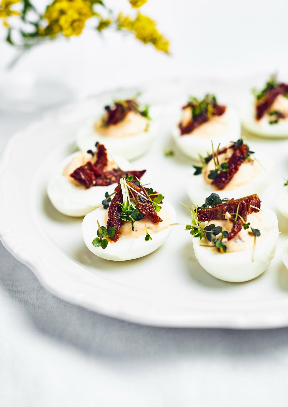 Mit Ricotta, Kräutern und getrockneten Tomaten gefüllte Eier