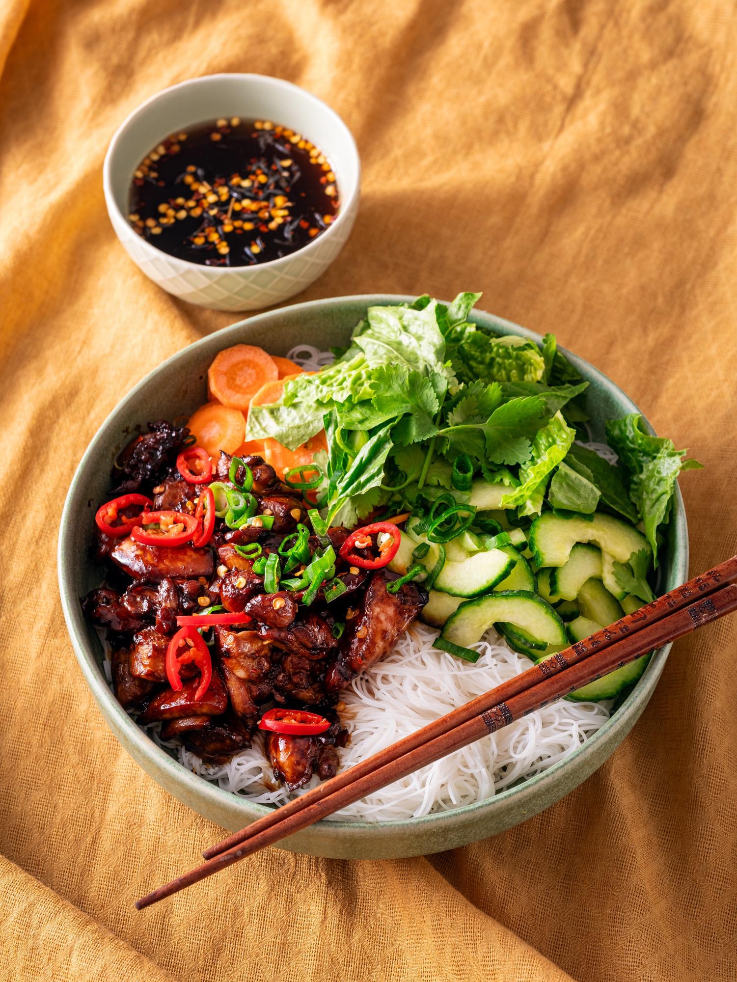 Vietnamesischer Hähnchensalat mit Reisnudeln