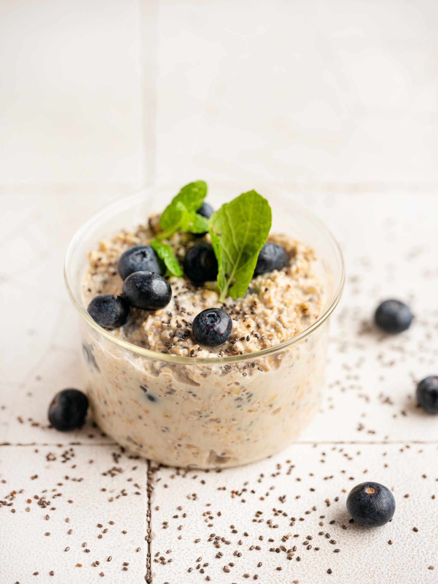 Overnight-Oats mit Blaubeeren und Ricotta