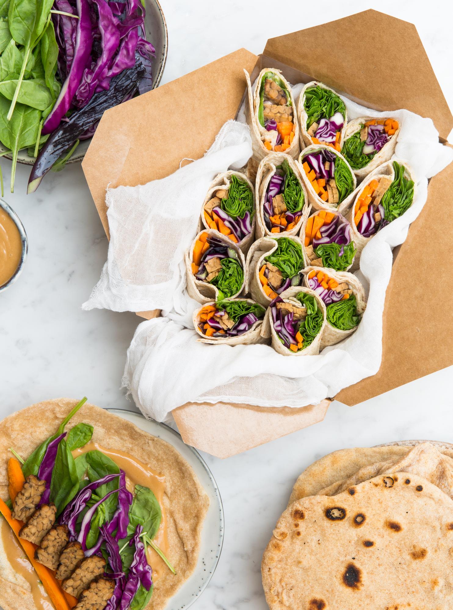 Wrap mit Tempeh, Reis und Erdnuss-Dressing