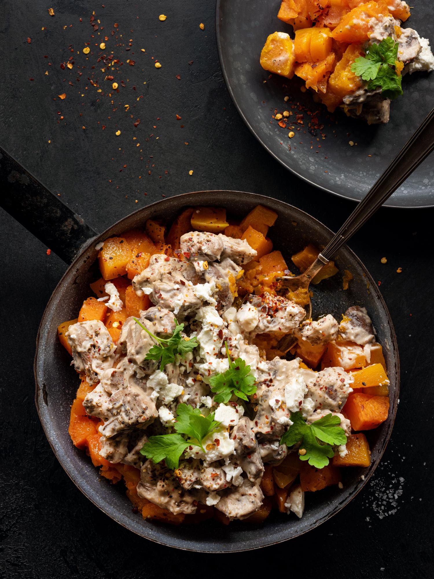 Champignons mit Käse, Süßkartoffeln und Gemüse vom Blech