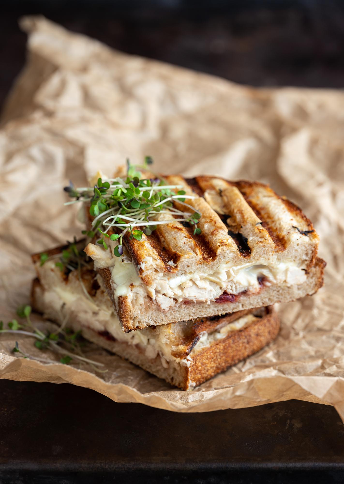 Überbackenes Sandwich mit Käse, Putenfleisch und Preiselbeer-Dressing