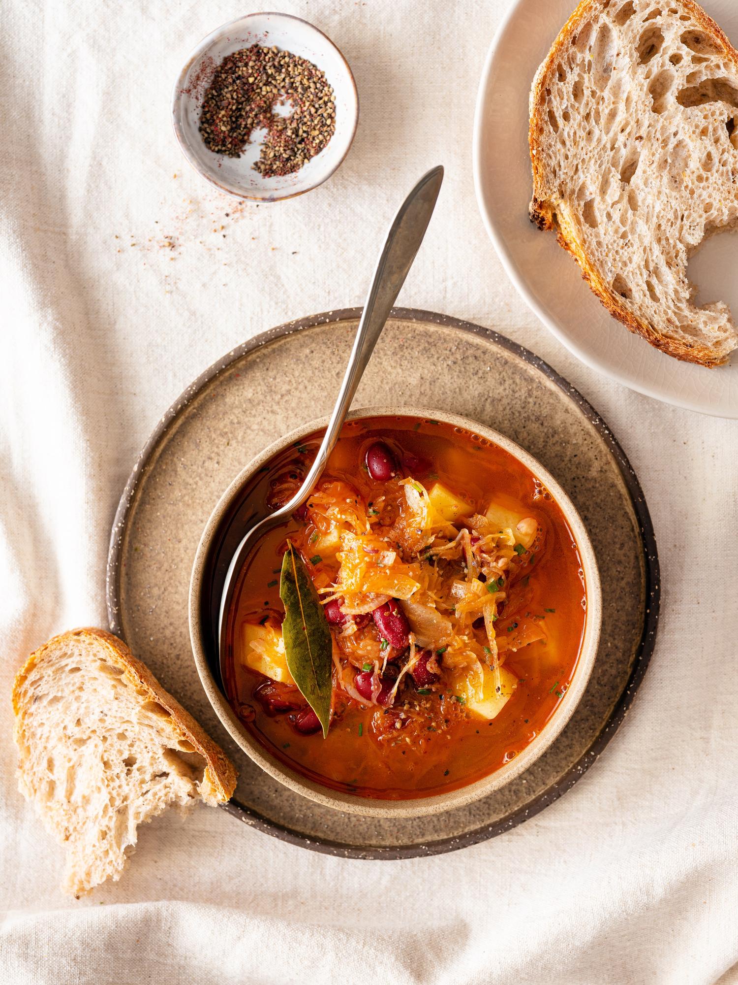 Kohlsuppe mit Bohnen