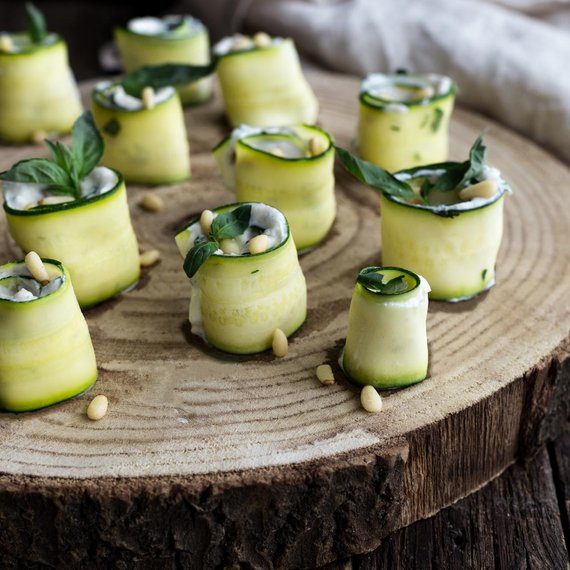 Zucchini-Röllchen mit Pinienkernen