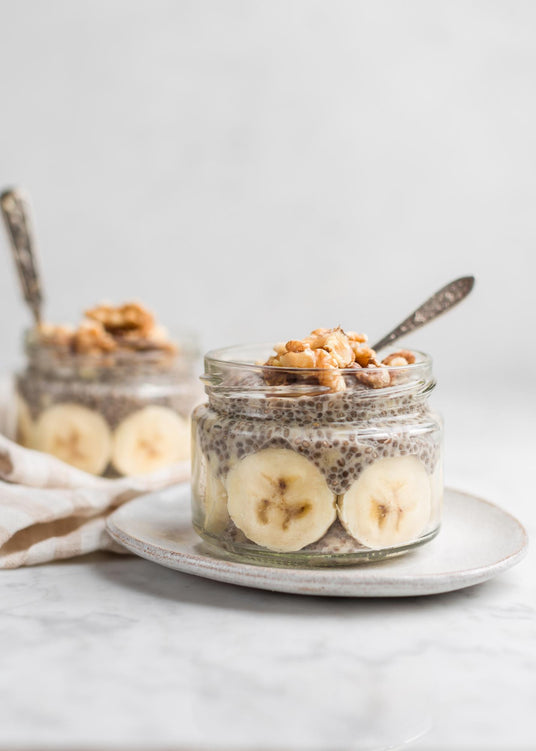 Chia-Pudding mit Banane und Walnüssen