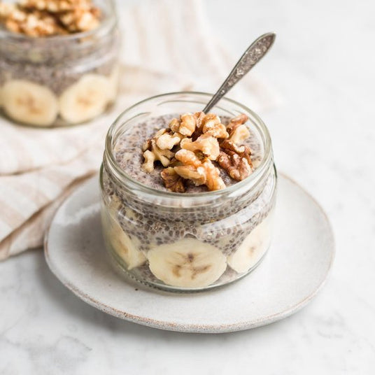 Chia-Pudding mit Banane und Walnüssen
