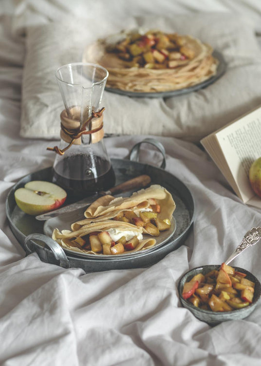 Crêpes mit gebackenen Äpfeln und Kardamom