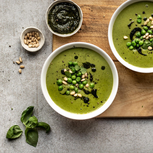 Erbsencreme mit Basilikum-Pesto