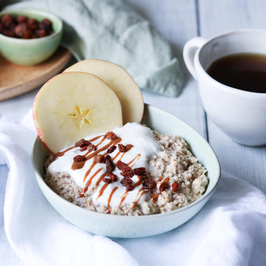 Haferbrei mit Lebkuchengewürzen und Apfel