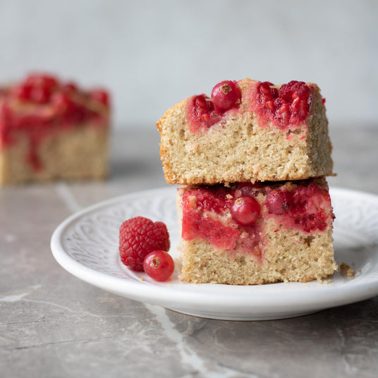 Himbeer-Johannisbeer-Kuchen aus Gerstenmehl