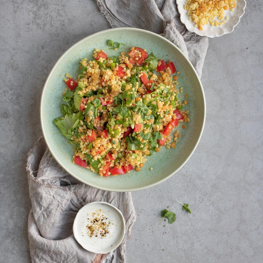 Hirse-Salat mit roten Linsen und Tahini-Dip