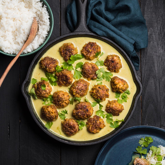 Hühnerfleischbällchen in Kokosmilch-Curry-Soße