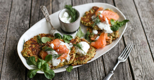 Zucchini-Kartoffelpuffer mit geräuchertem Lachs