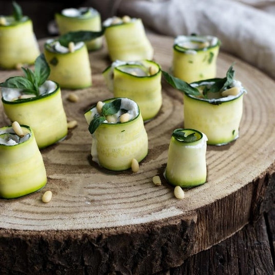 Zucchini-Röllchen mit Pinienkernen